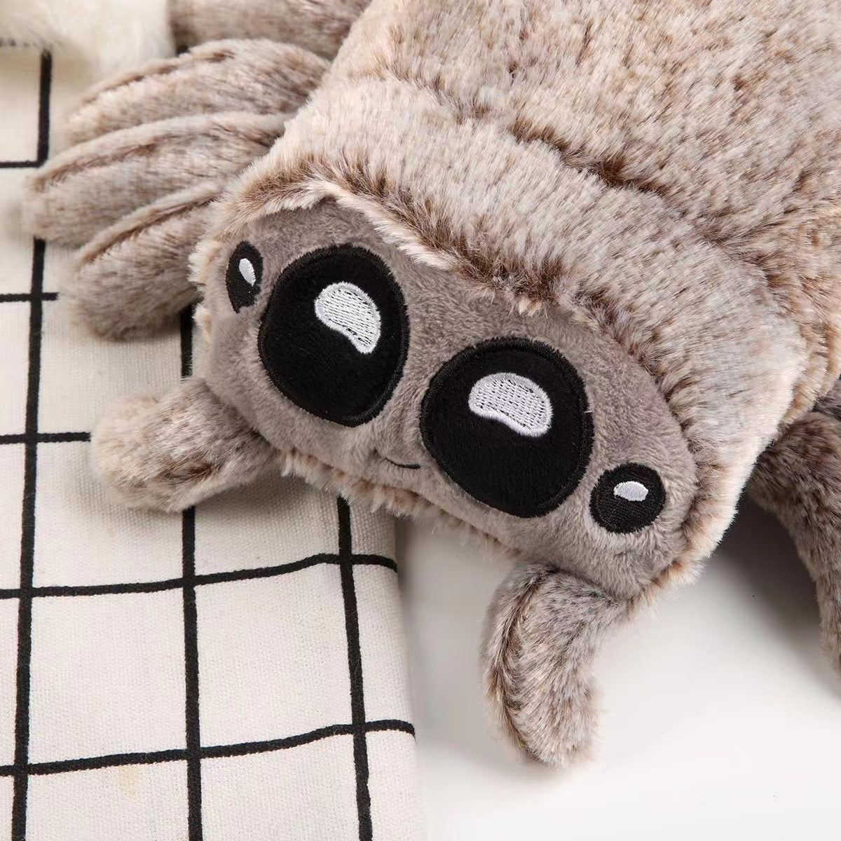 Muñeco Araña Halloween – Peluche Decorativo con Tela de Araña