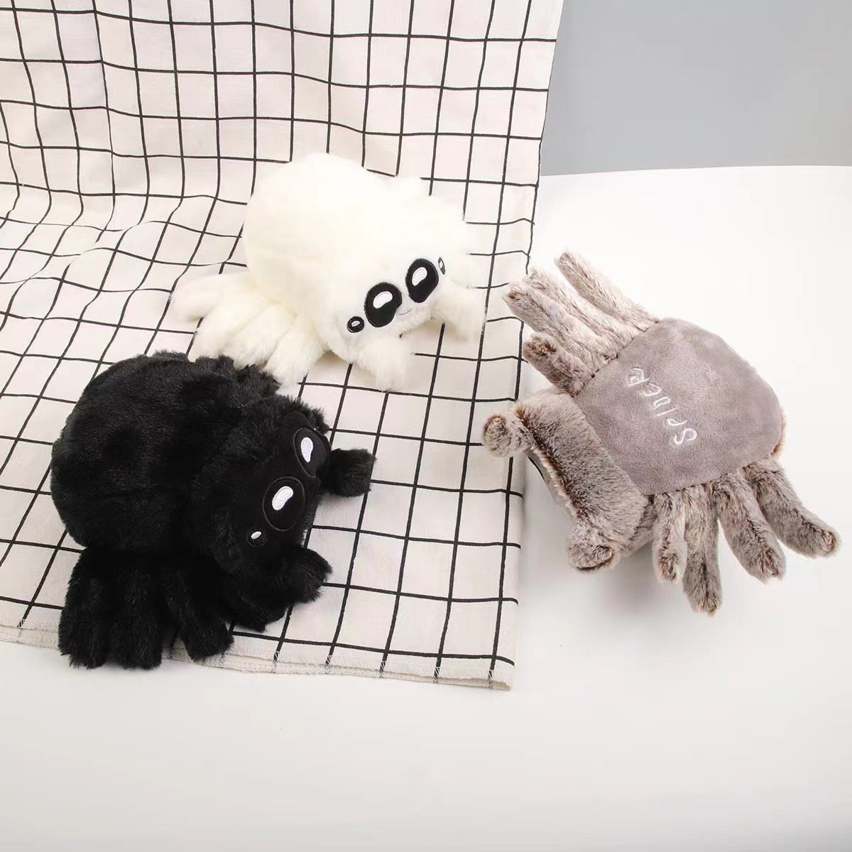 Muñeco Araña Halloween – Peluche Decorativo con Tela de Araña