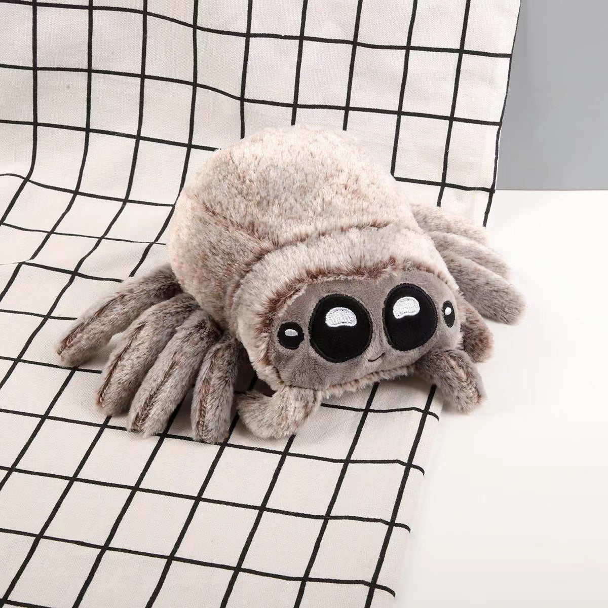 Muñeco Araña Halloween – Peluche Decorativo con Tela de Araña