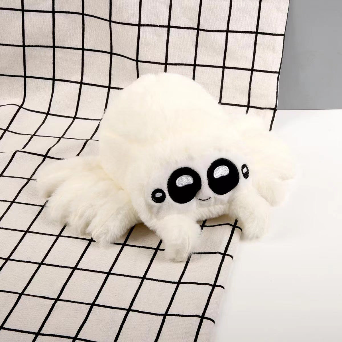 Muñeco Araña Halloween – Peluche Decorativo con Tela de Araña